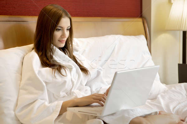 Stockfoto: Portret · mooie · vrouw · laptop · bed · mooie · brunette