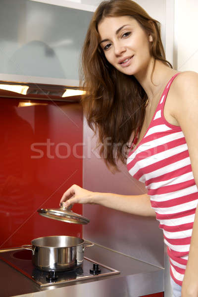 Vrouw permanente keuken mooie jonge vrouw aanrecht Stockfoto © bartekwardziak