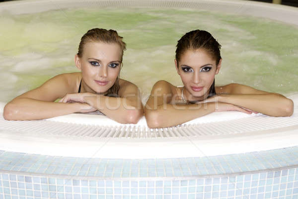 Due giovani bella ragazze jacuzzi bruna Foto d'archivio © bartekwardziak