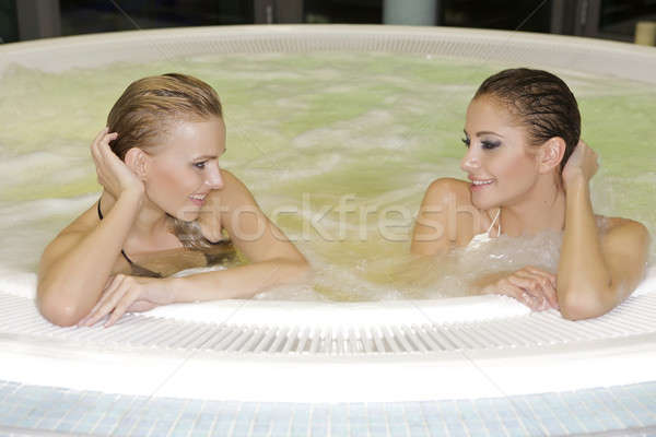 Due giovani bella ragazze jacuzzi bruna Foto d'archivio © bartekwardziak