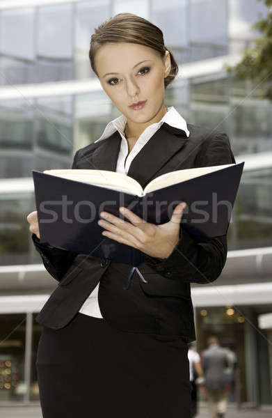 Jonge zakenvrouw brunette buitenshuis notebook internet Stockfoto © bartekwardziak