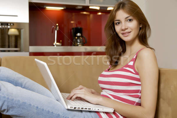 Jonge vrouw witte sofa laptop mooie bruin Stockfoto © bartekwardziak