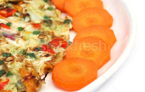 Ovo frito cenoura salada prato verde Foto stock © bdspn
