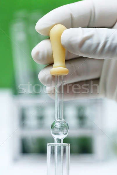 Pipeta mână laborator medical industrie Imagine de stoc © bdspn