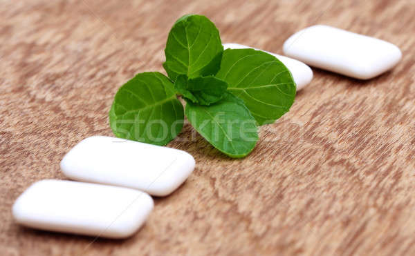 Stock photo: Chewing gum with mint leaves