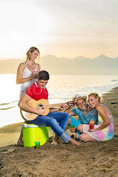 Gelukkig paren genieten dranken strand jonge Stockfoto © belahoche