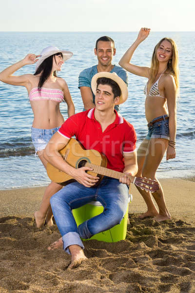 Amigos playa guitarra jóvenes cantando Foto stock © belahoche