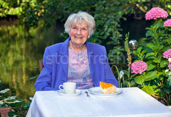 [[stock_photo]]: Heureux · supérieurs · femme · collations · jardin · séance