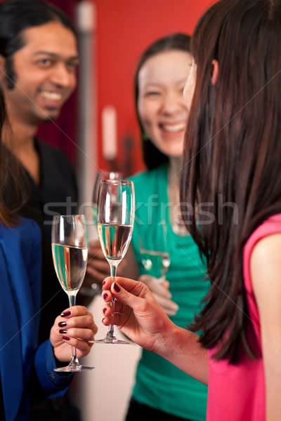 Brindis burbujas amigos flauta champán mujeres Foto stock © belahoche