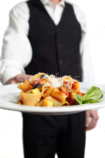 Kellner Pasta Diener halten Platte Tomatensauce Stock foto © belahoche
