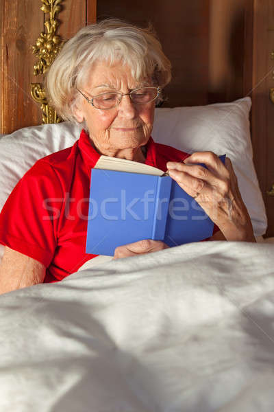 Stockfoto: Senior · vrouw · lezing · bed · hardcover · boek