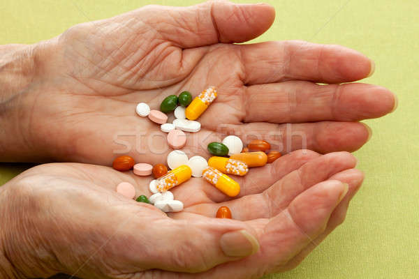 Vieille dame cocktail pilules mains capsules médication Photo stock © belahoche