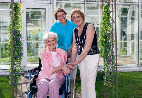 Ouderen patiënt home tuin gelukkig naar Stockfoto © belahoche