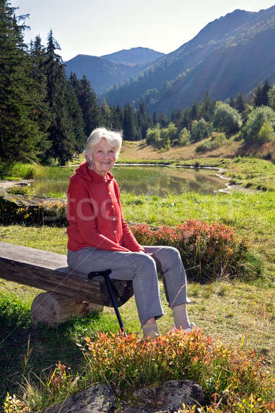 [[stock_photo]]: Supérieurs · femme · banc · lac · montagnes · portrait