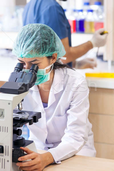 Vrouwelijke lab technicus vergadering microscoop chirurgisch Stockfoto © belahoche