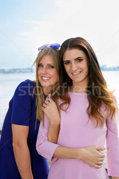 Twee vrouwelijke vrienden kustlijn jonge studenten Stockfoto © belahoche