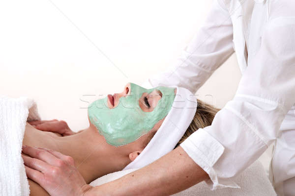 Vrouw massage mooie vrouw schouder masseuse Stockfoto © belahoche