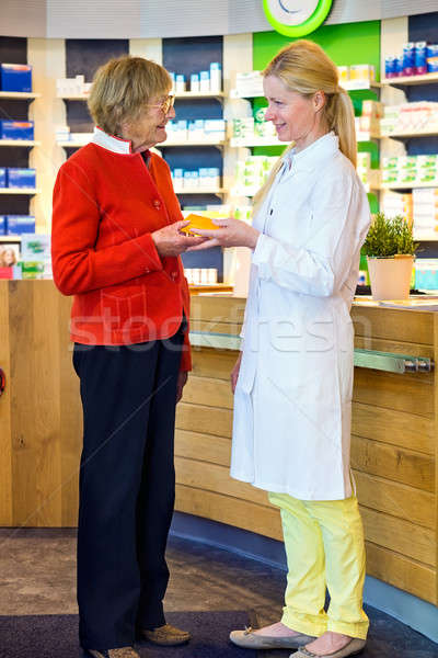 Farmaceuta klienta lek celu wesoły kobiet Zdjęcia stock © belahoche