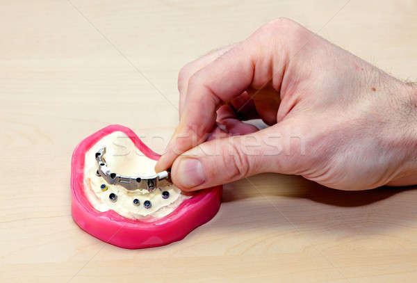 Artificielle dentaires table en bois orale comme manquant Photo stock © belahoche