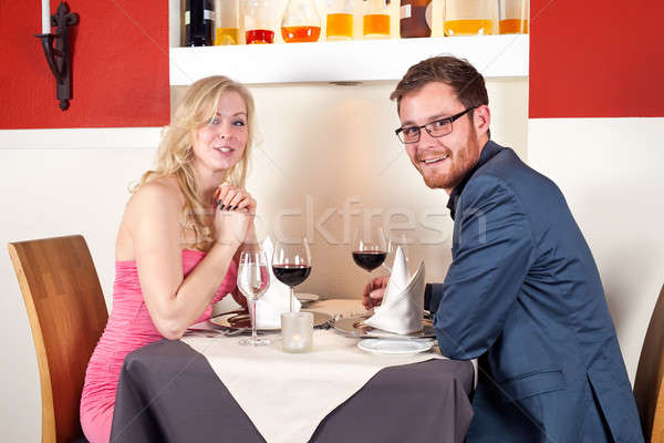 Casal vinho restaurante branco óculos sorridente Foto stock © belahoche