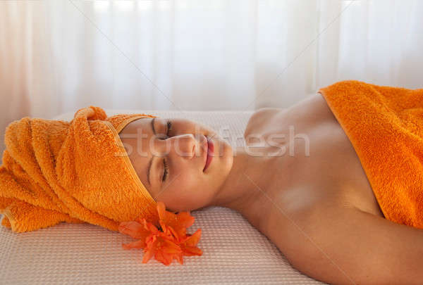 Genieten ontspannen spa-behandeling glimlachende vrouw vreedzaam Stockfoto © belahoche