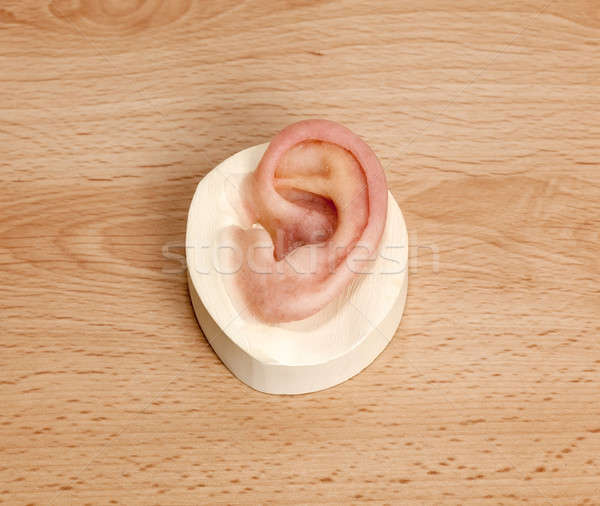 矽膠 人的 耳朵 木桌 磁 使用 商業照片 © belahoche