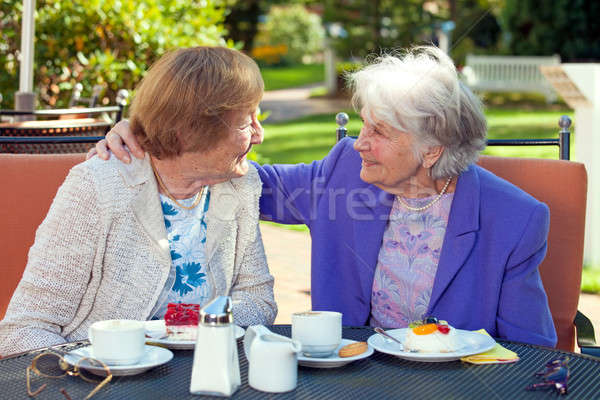 Alegre velho mulheres falante ao ar livre tabela Foto stock © belahoche