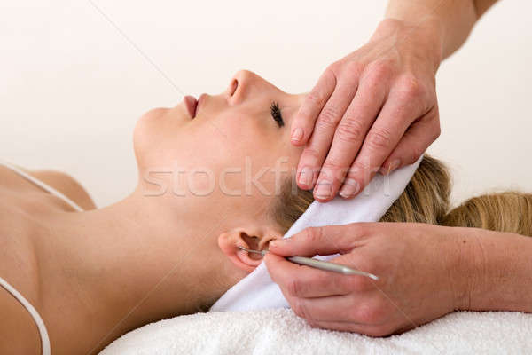 Csontkovács jelentkezik fül akupunktúra gyönyörű szőke Stock fotó © belahoche