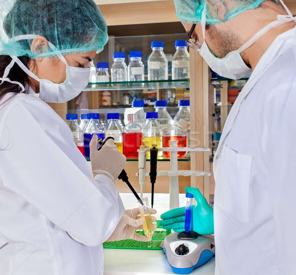 Foto stock: Dos · laboratorio · prueba · hombre · solución · tubo · de · ensayo