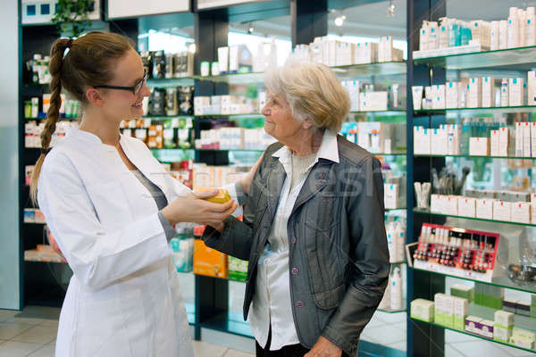Foto stock: Farmacêutico · grato · senior · mulher · ajuda · paciente