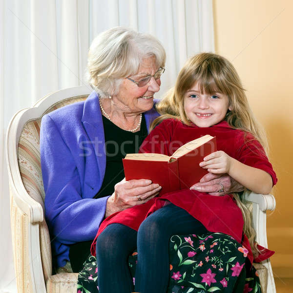 Oma lezing dochter familie boek dame Stockfoto © belahoche