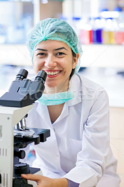 Feliz feminino laboratório técnico sessão microscópio Foto stock © belahoche