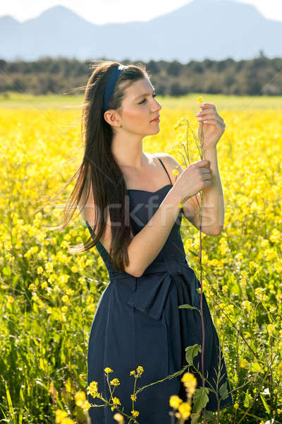 Mooie jonge vrouw Geel veld modieus Stockfoto © belahoche