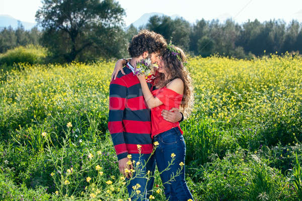 Romântico beijo suporte campo Foto stock © belahoche