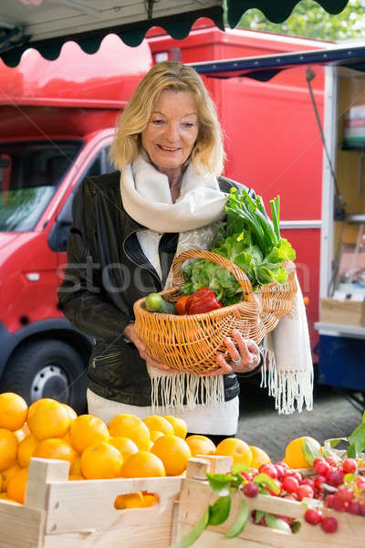 Atrakcyjna kobieta zakupy rynku wiklina Zdjęcia stock © belahoche