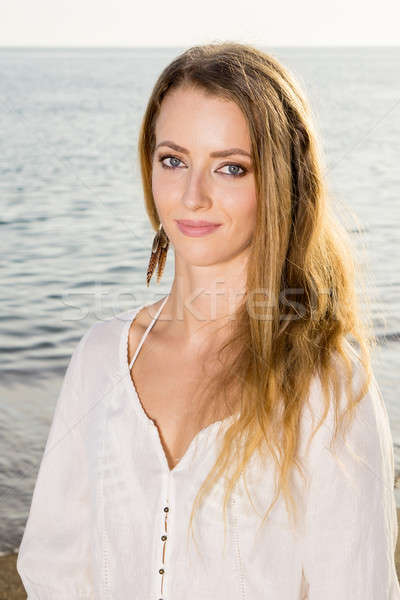 Foto stock: Sorridente · atraente · mulher · jovem · praia · longo