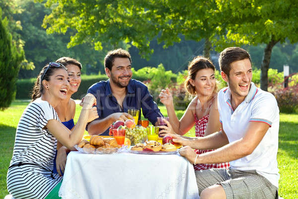 Famiglia ridere gruppo adulto guardare spalle Foto d'archivio © belahoche