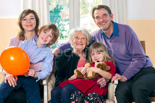 Familia posando abuela sonriendo mirando feliz Foto stock © belahoche