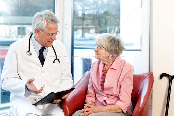 Mężczyzna lekarz konsultacja starszy pacjenta kobiet posiedzenia Zdjęcia stock © belahoche