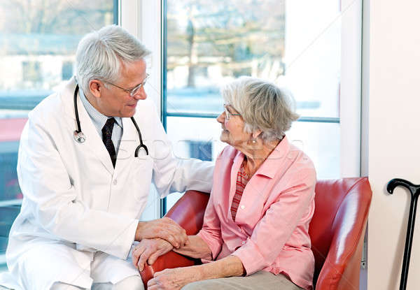 [[stock_photo]]: Accueillant · médecin · médecin · de · sexe · masculin · patient · s'asseoir