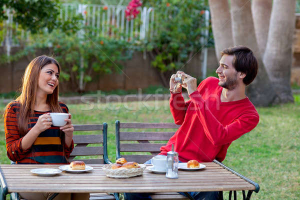 Outdoor cafe glimlachend man vriendin Stockfoto © belahoche