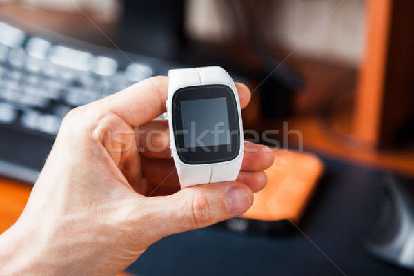 Modern okos óra kéz tart képernyő Stock fotó © Belyaevskiy