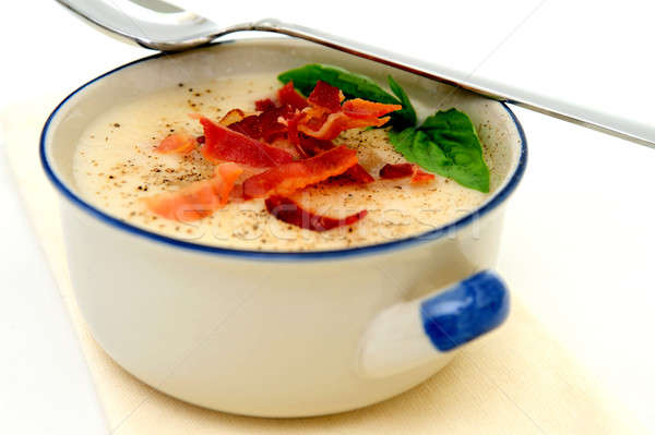 Supa de cartofi busuioc slanina proaspăt frunze servit Imagine de stoc © bendicks