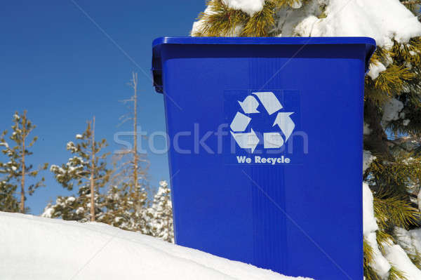 Reciclaţi pământ curăţa nou zăpadă reciclare Imagine de stoc © bendicks