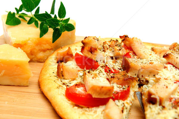 Huhn Käse Pizza gegrilltes Hähnchen frischen Tomaten Stock foto © bendicks