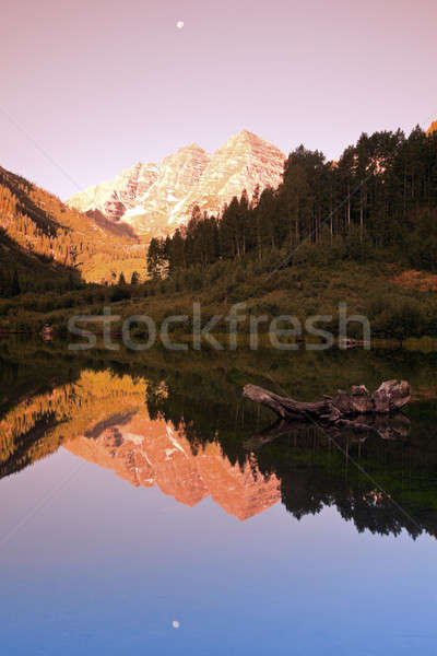 Kestane rengi gündoğumu dağlar dolunay dağ yaz Stok fotoğraf © benkrut