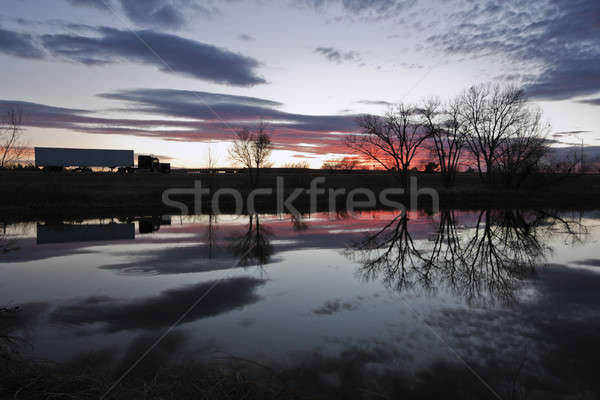 Vrachtwagen zonsondergang Stockfoto © benkrut
