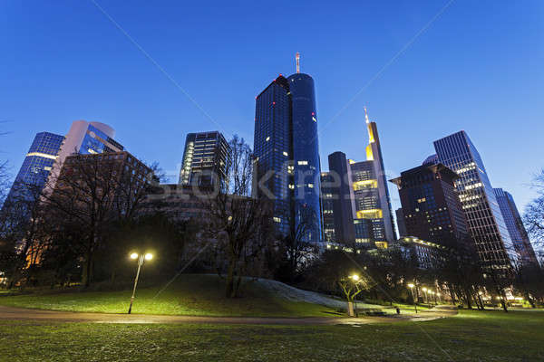 Arhitectura moderna centrul orasului Frankfurt cer oraş albastru Imagine de stoc © benkrut