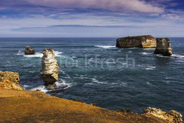 Formatiune stancoasa plajă mare ocean albastru Imagine de stoc © benkrut