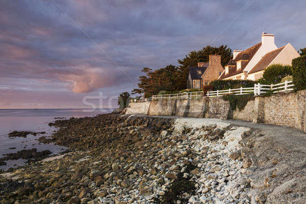 Foto stock: Nascer · do · sol · praia · céu · edifício · mar · oceano
